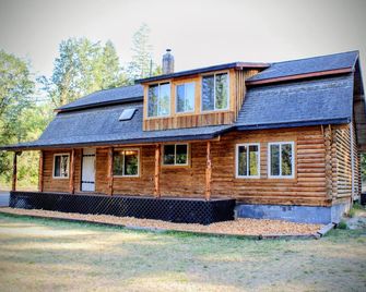 Lovely Renovated and Secluded Log Cabin with pickleball court - Sweet Home - Edificio