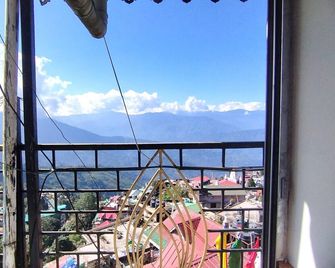 Goroomgo Kasturi Palace Darjeeling - Darjeeling - Balkon