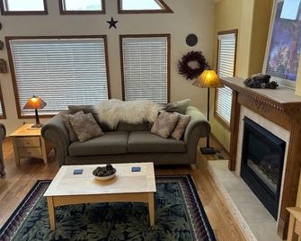 Lake View at the Lone Pine Lodge. 3 Bedroom, 2 Bath. Sleeps 6 License 2024-102 - Twin Lakes (Lake County) - Sala de estar