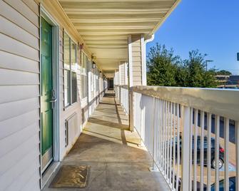 Hometowne Studios by Red Roof Dallas - North Addison/Tollway - Addison - Balcony