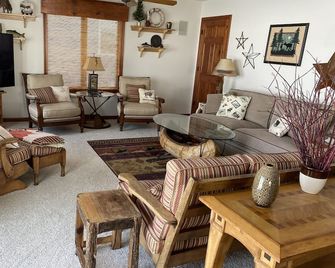 “The Fishing Shack” a Shawano Lake Retreat! - Shawano - Living room