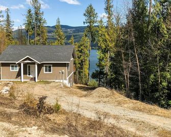 Ikes Retreat - Christina Lake - Budova