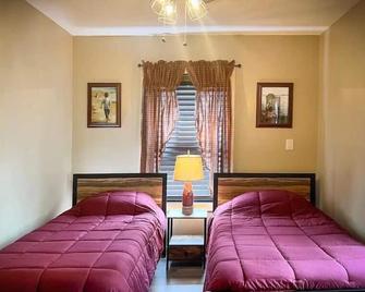 Twin Getaway Cottages Sunrise - Sylvan Beach - Bedroom