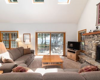 Spacious 4 bedroom Lakefront Home on Rowleys Bay! - Ellison Bay - Sala de estar