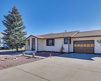 3 Mi to The Polar Express: Williams Home w/ Grill! - Williams - Building