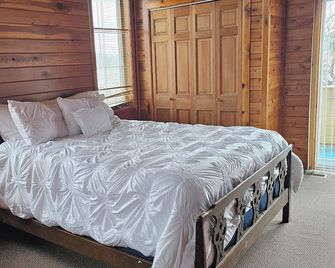 Charming Two Bedroom Lake House - Fenton - Bedroom