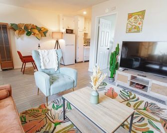 Steps to Beach & Close to Restaurants and Shops - Oceanside - Living room