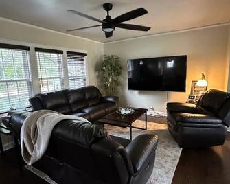 Skokie 9 bed 4 bedrooms house - Skokie - Living room