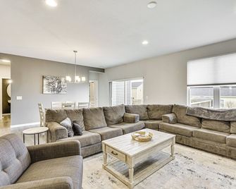Spacious & Modern Home w/ Deck in Oregon! - Oregon - Sala de estar