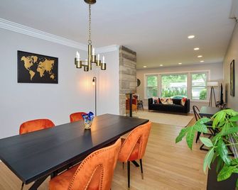 Stunning downtown Skokie mid-century modern Luxury four bedroom ranch home - Skokie - Dining room