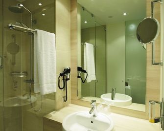 H2 Hotel Berlin Alexanderplatz - Berlin - Bathroom