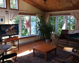 Beautiful Waterfront Four Season Cottage Near Tremblant Citq #305626 - La Conception - Living room