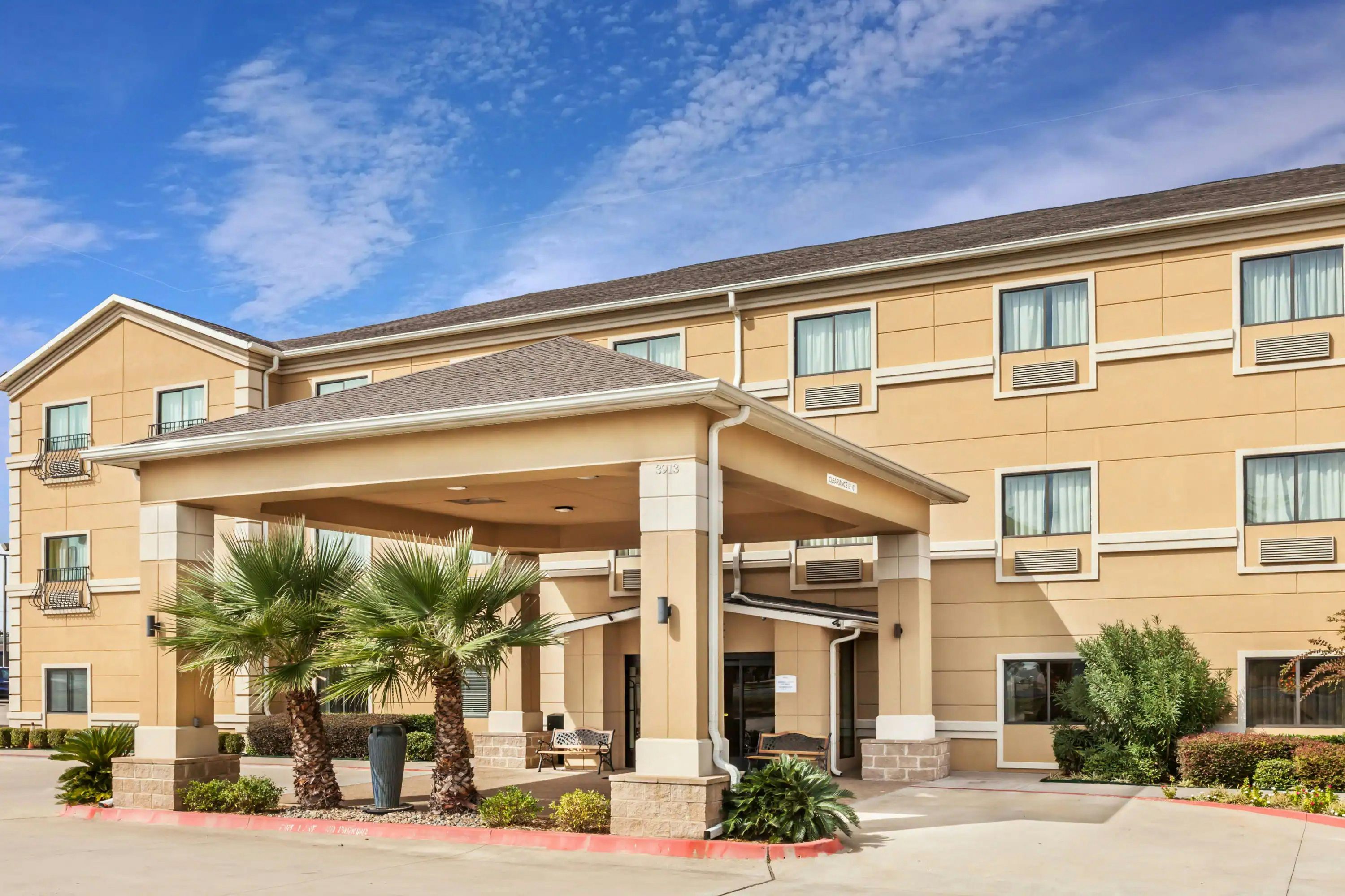 Grander Inn & Suites by IHG - טיילר - בניין
