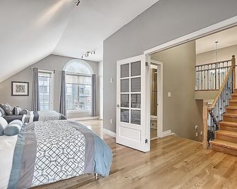 6 Bedroom Executive Cottage near Innisfil Beach Park - Innisfil - Bedroom