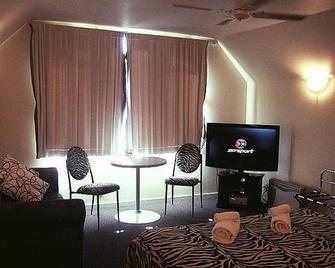 Manukau Heights Motor Lodge - Manukau Central - Living room