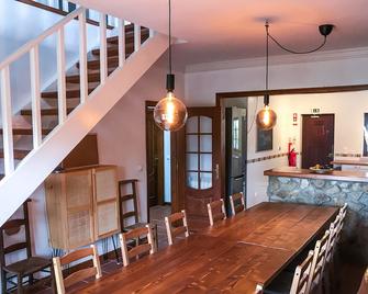 The Far End Surf House - Surf & Yoga Holidays - Lourinhã - Comedor