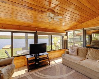 Boat, Fish & Swim: Lakefront Cabin in Okeechobee! - Okeechobee - Living room