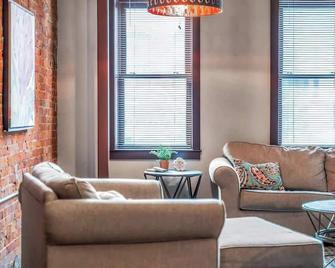 Downtown La Crosse Modern Flat Retreat - La Crosse - Living room