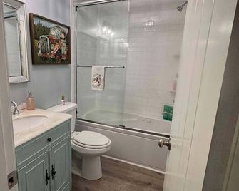 A Cozy Quiet Cottage Near Falls Lake - Wake Forest - Bathroom