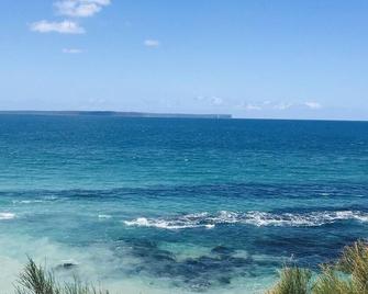 Beach shack by the beach -Jervis Bay br - Vincentia