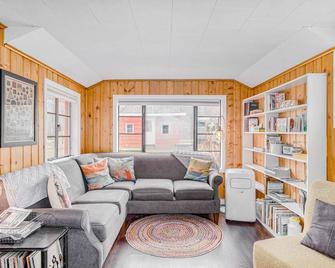 Riverfront cabin with furnished deck, beautiful backyard, firepit & kayaks - Honor - Living room