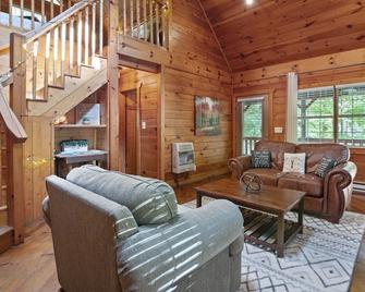 Serene Rustic Cabin Getaway - Pet -Friendly! - Chatsworth - Living room