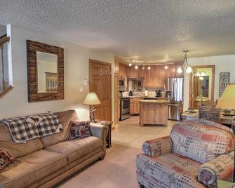 Red River Home with 2 Balconies - 1 Block to Main St - Red River - Sala de estar