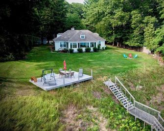 Private and Secluded Montague lakefront home. Incredible views and private beach - Montague - Patio