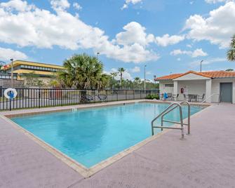 Quality Inn And Suites Orlando East - Ucf Area - Orlando - Pool