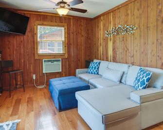 Boat Slip And Screened Porch Warsaw Cabi - Warsaw - Living room