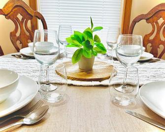 Cozy and Stylish Retreat - Thief River Falls - Dining room