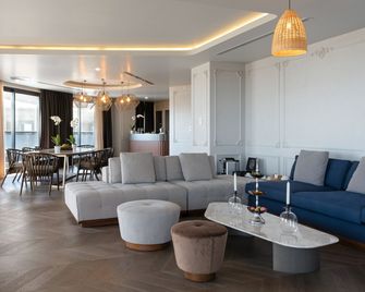 Liu Resorts - Side - Oleskelutila