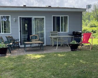 Perfect 2-bedroom cottage in adorable Fremont on a private lake stocked. - Fremont - Patio