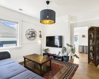 Charming top floor duplex with garden-patio. - Oakland - Living room