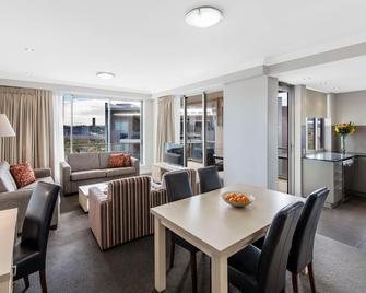 Oaks Brisbane Mews Suites - Brisbane - Bedroom