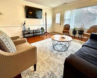 This house is a 2 bedroom(s), 1 bathrooms, located in Marion, IN. - Marion - Huiskamer