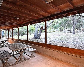 Frio River Hideaway Off Of River Rd - Concan - Patio
