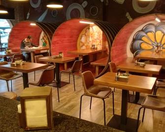 Pensión Los Trillizos - Escarabote - Restaurante