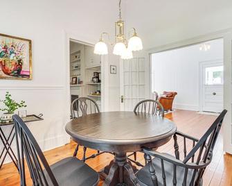 Charming Georgia Cottage about 19 Mi to Statesboro! - Metter - Dining room
