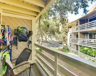 Pool Deck Access & Walk to Beach: Hilton Head Unit - Hilton Head Island - Balcony