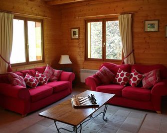 Delightful Chalet, village location, garden, parking, views and WiFi - Le Biot - Salon