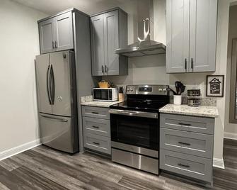 Yellow door Cottage Home - Simpsonville - Kitchen