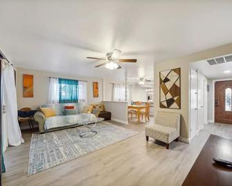 Charming pet friendly family getaway Santa Clarita - Santa Clarita - Living room