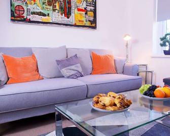 Free Parking, Central Location,1 Bedroom Apartment Near Tattersalls - Newmarket - Living room