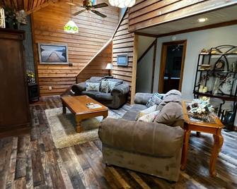 Lanier Waterfront Cabin retreat. GA mountains, 5Br w/Dock, Grill, Fire pit +more - Dawsonville - Sala de estar