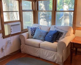 East Lake Okoboji Lakeside Cabin With Hoist! - Okoboji - Soggiorno