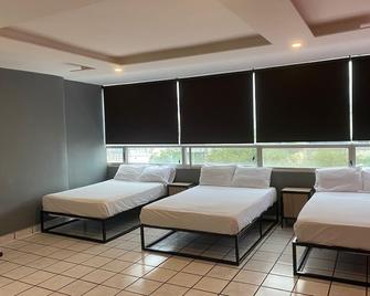 Unidades Privadas Con Ac-Tv-Wifi Y Estacionamiento En Centro De Mty - Monterrey - Bedroom