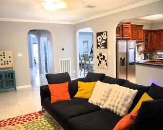 Spacious 4-bedroom house with WiFi, AC, patio and pool in enchanting Houston - Houston - Living room