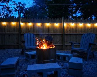 Cozy Container, Hottub, King Bed, Pets, Wifi, 1 Night Stays, Griddle, Firepit - Chillicothe - Innenhof