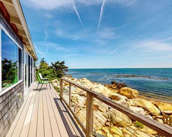 Lovely oceanfront cottage with deck, grill, & panoramic views - Plymouth - Balcony